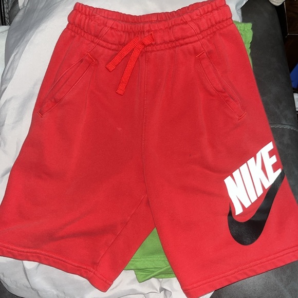 3 pairs of Nike shorts - Picture 3 of 4